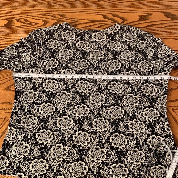 Modest Briggs New York 3/4 sleeve black and white flower shirt - Picture 7 of 10